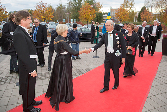 Rektor Lena Gustafsson och prorektor Anders Fällström tar emot Kungen på röda mattan på väg in i Aula Nordica där årshögtiden ägde rum.