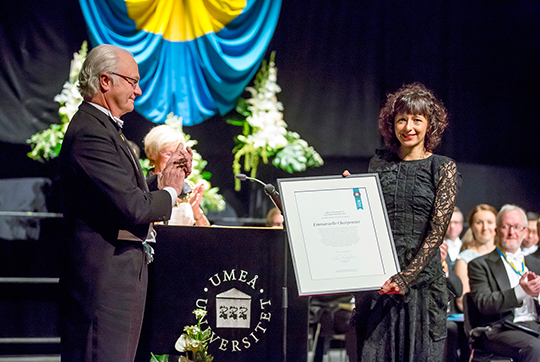 Professor Emmanuelle Charpentier, adjungerad professor och forskningsledare vid MIMS, tar emot Umeå universitets EC jubileumspris av Kungen.