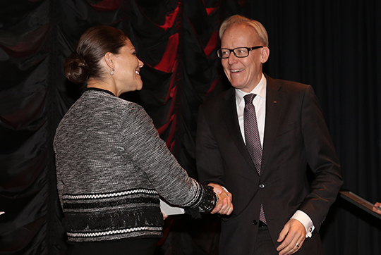 Kronprinsessan gratulerar årets vinnare av priset Hållbart Ledarskap – Johan Söderström, vd ABB Sverige.