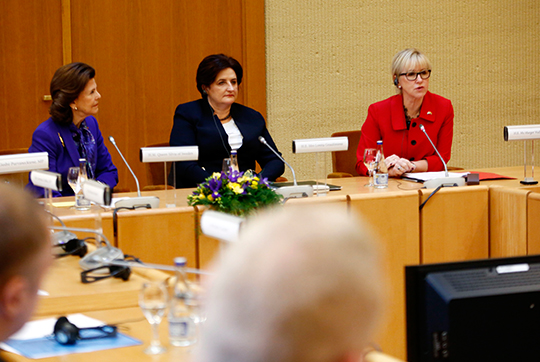 Drottningen, talman Loreta Graužinienė och utrikesminister Margot Wallström under rundabordssamtalet om människohandel. Det finns ett löpande och tidvis omfattande samarbete mellan Sverige och Litauen vad gäller människohandel och prostitution