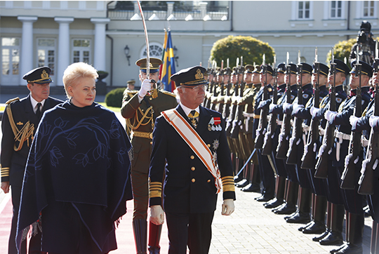 Kungen inspekterar hedersvakten tillsammans med president Grybauskaitė.
