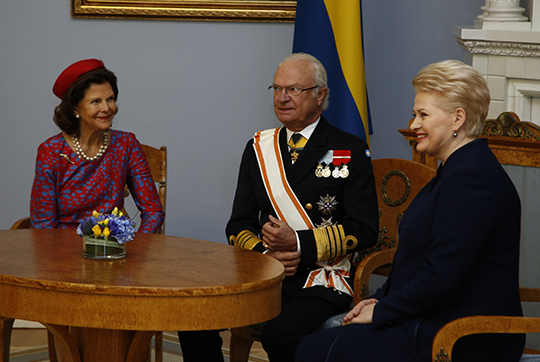 Kungaparet och presidenten under mötet på presidentpalatset.