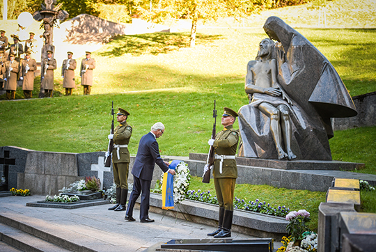 Kungen lägger ned en krans vid minnesmärket som är rest över offren för självständighetskampen.