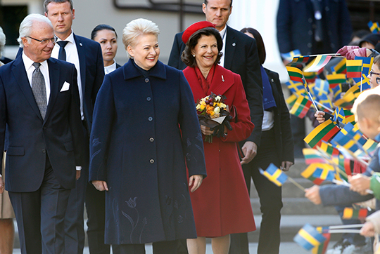 Kungaparet och president Dalia Grybauskaitė vid presidentpalatset.