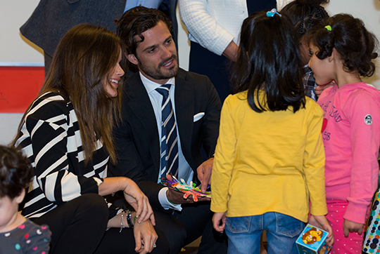 Prins Carl Philip och Prinsessan Sofia med barn som går på Sopranens förskola.
