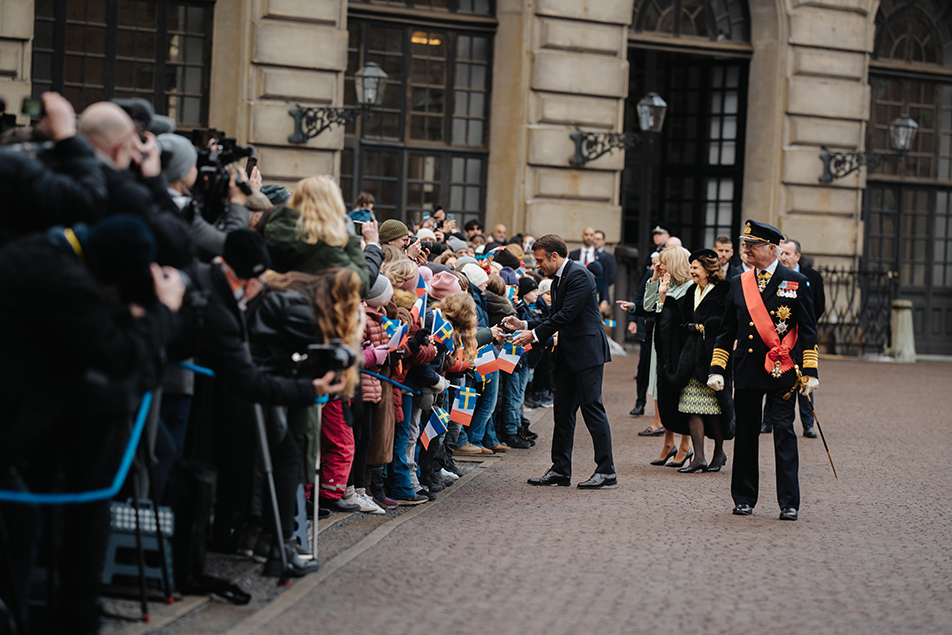 Many well-wishers had gathered in the Inner Courtyard to welcome the Presidential couple. 