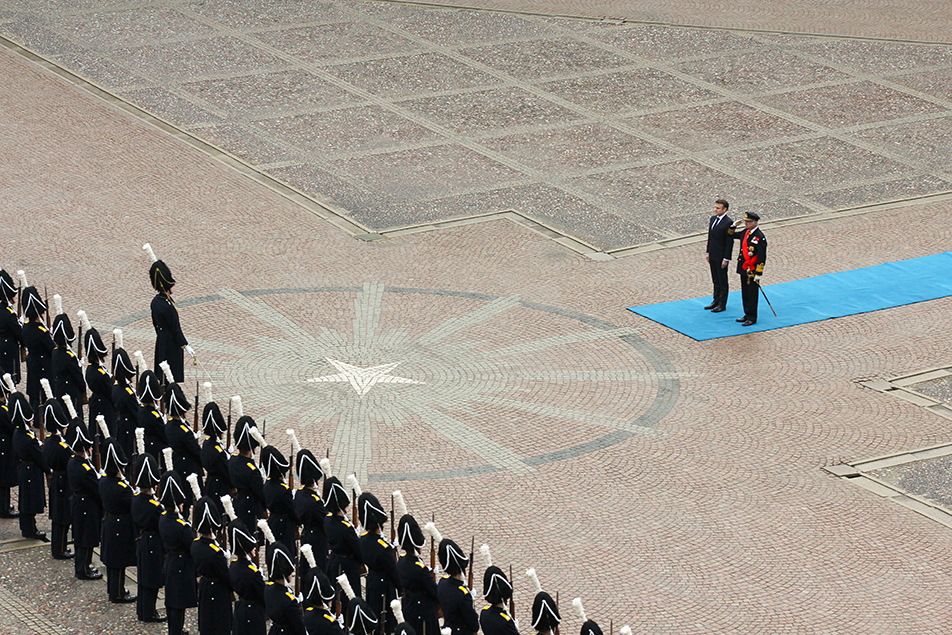 Kungen och president Macron framför grenadjärkompaniet. Foto: Henrik Garlöv/Kungl. Hovstaterna