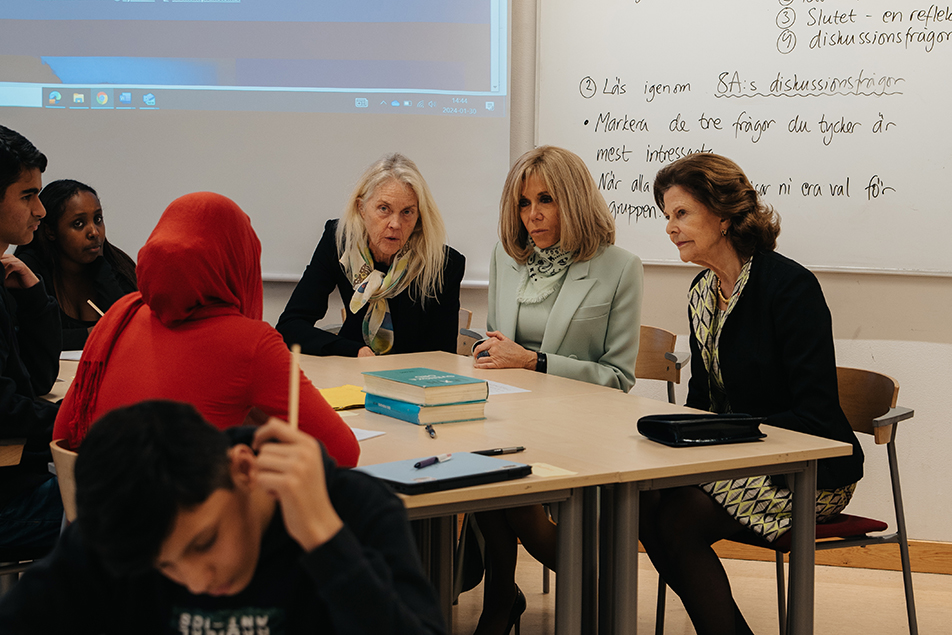 Drottningen och fru Macron i samtal med elever på Rinkebyskolan.