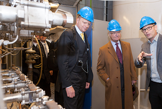 Professor Tomas Kåberger och professor Henrik Thunman guidade Kungen genom Chalmers kraftcentral som erbjuder fullskalig förbrännings- och förgasningsforskning samtidigt som den förser Chalmers campus med värme.
