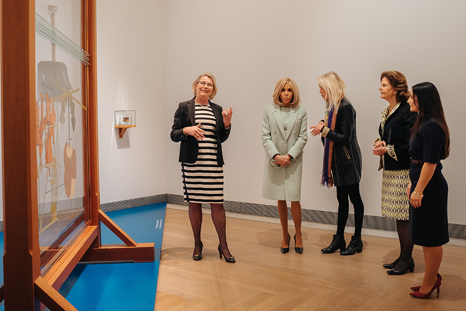 Moderna museets chef Gitte Ørskou gav en visning för Drottningen, presidentfrun Brigitte Macron och kulturminister Parisa Liljestrand. 