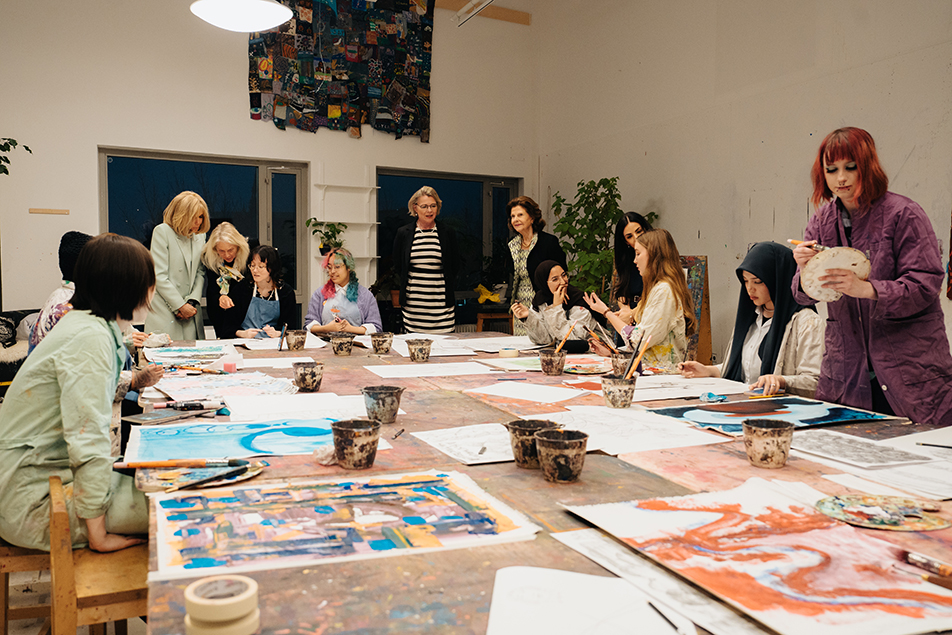 The Queen and Mrs Macron met a group of young creatives from Botkyrka. 