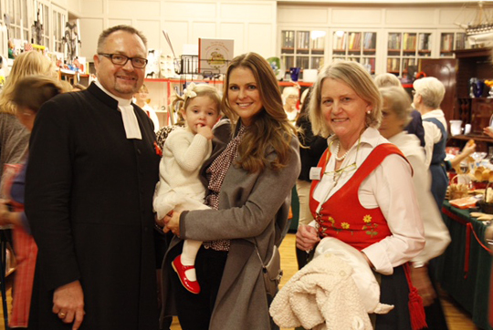 Prinsessan Madeleine och Prinsessan Leonore vid julmarknaden tillsammans med kyrkoherde Michael Persson och kyrkorådets ordförande Madelaine Mason.