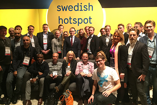 Prins Daniel med svenska startup-företag vid Slush 2015.