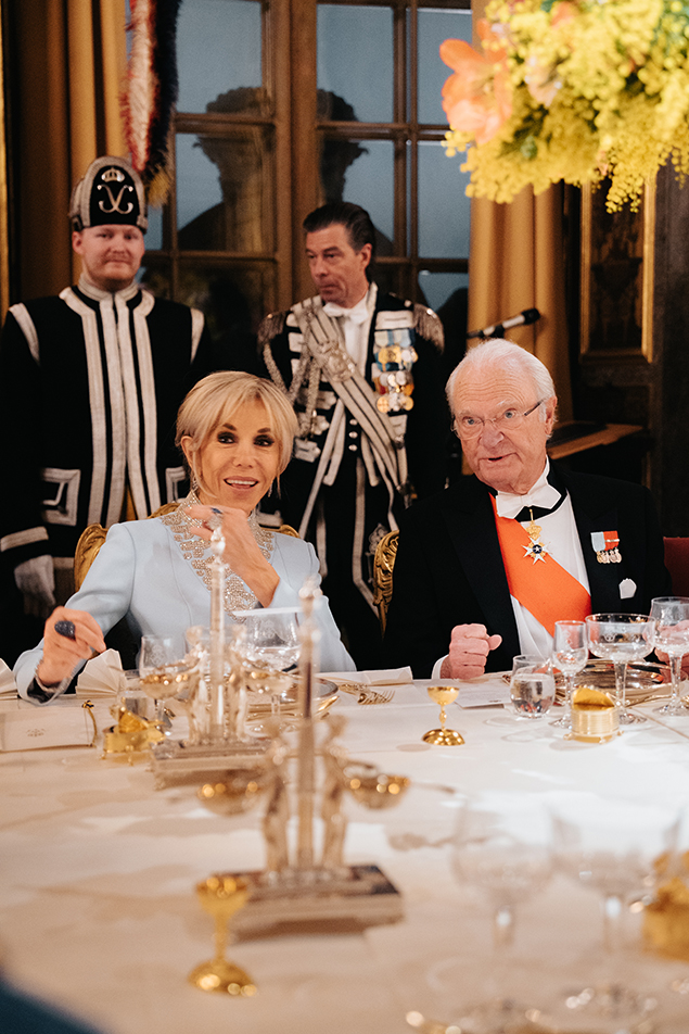 The King and Mrs Brigitte Macron during the dinner. 