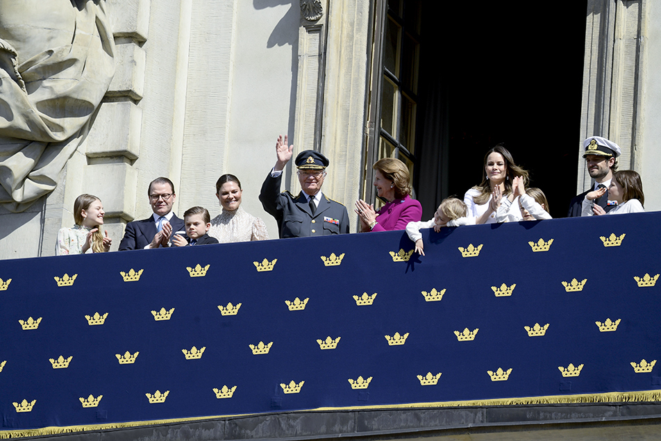 Från balkongen tackade Kungen för gratulationerna, tillsammans med övriga Kungafamiljen.