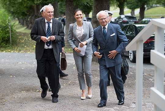 Kungen och Kronprinsessan anländer till Confidencen tillsammans med Anders Karlqvist. Han har tillsammans med Elisabeth Kessler ansvarat för Royal Colloquium under de 25 åren. 