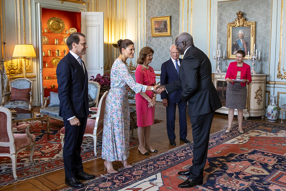 Kungaparet och Kronprinsessparet tar emot Nigerias ambassadör Bukar Buni Hamman i Prinsessan Sibyllas våning.
