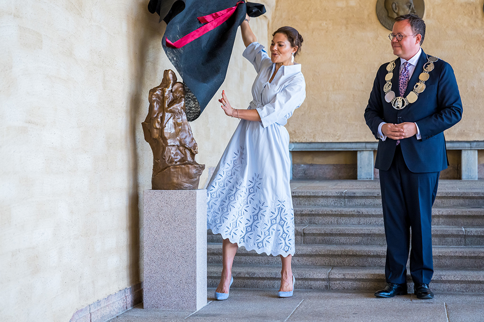 Kronprinsessan tillsammans med Olle Burell vid avtäckningen av skulpturen. 