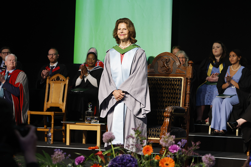 Drottningen fick ta emot ett hedersdoktorat vid en ceremoni på University of Stirling.