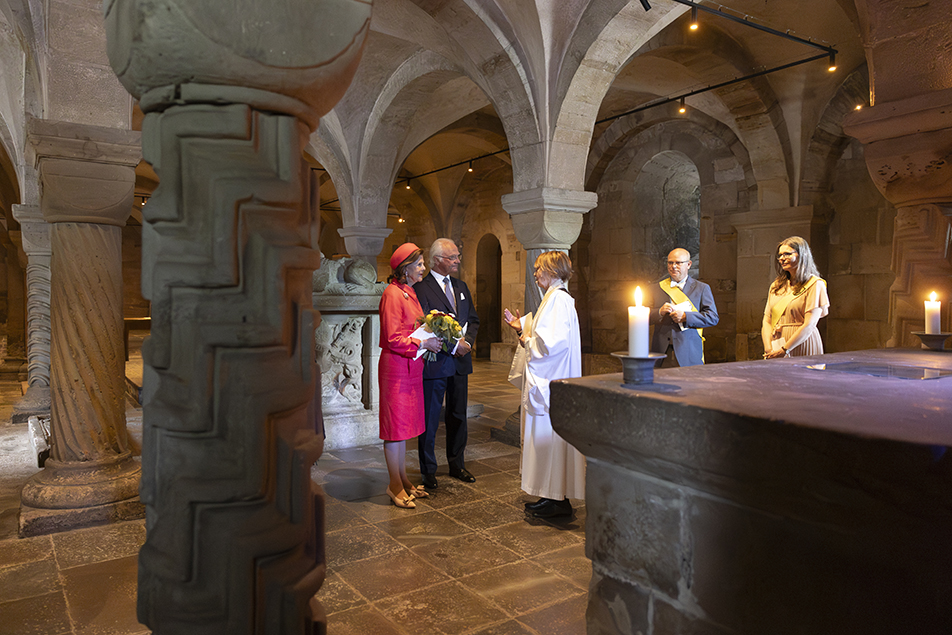 Kungaparet vid kryptans altare tillsammans med domkyrkokaplan Lena Sjöstrand.