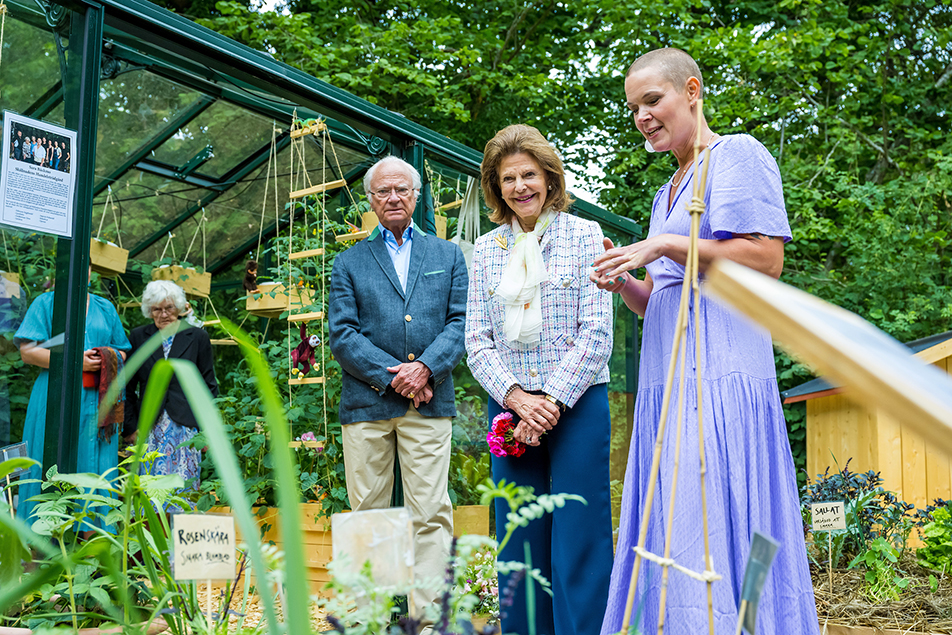 Kungen och Drottningen tar del av Sara Bäckmos bidrag till trädgårdsutställningen.