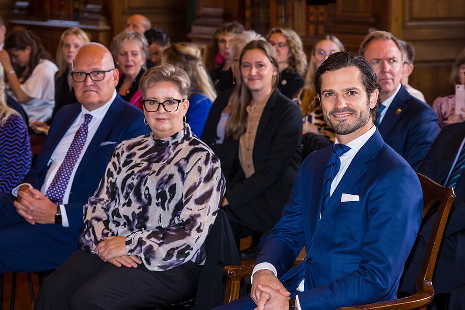 Prins Carl Philip under prisceremonin, tillsammans Dyslexiförbundets ordförande Cathrine Folcker och Dyslexiprisets grundare Anders Abrahamsson.