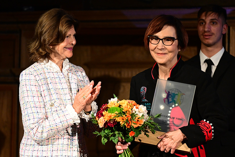 Drottningen delar ut World''s Children's Prize till Cindy Blackstock, en av barnrättshjältarna.
