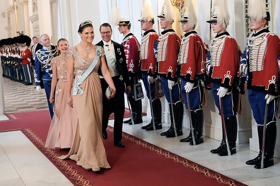 Kronprinsessan, som är Prins Christians gudmor, ankommer till galamiddagen på Christiansborg tillsammans med Prins Daniel och Prinsessan Estelle.