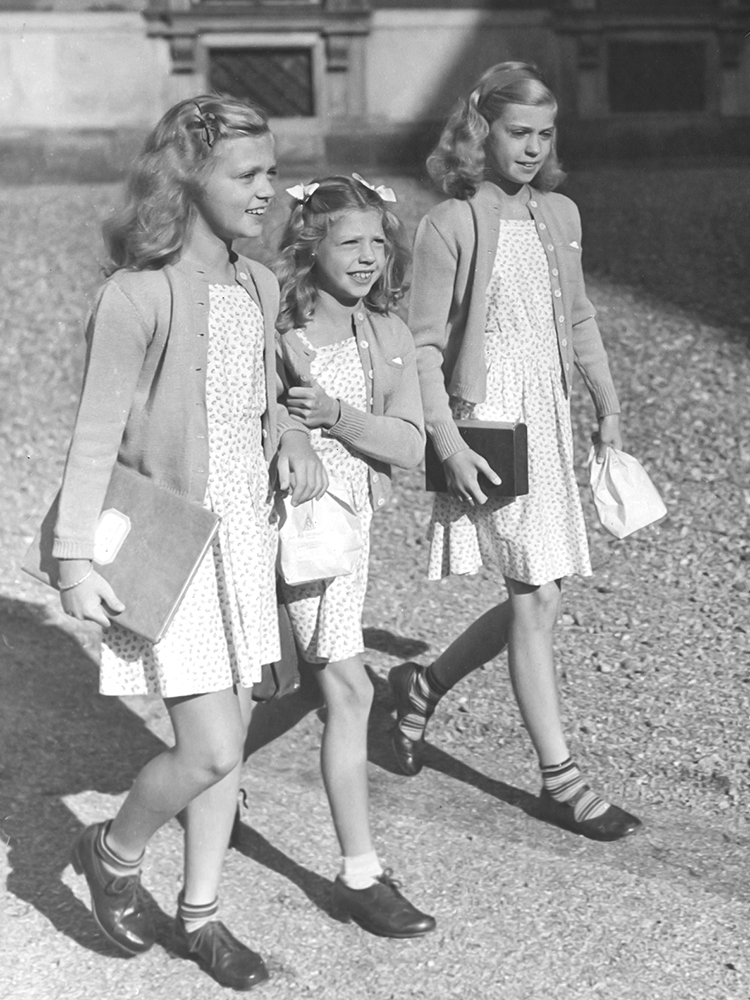 Prinsessorna Birgitta, Désirée och Margaretha på väg till skolan på Kungliga slottet. 