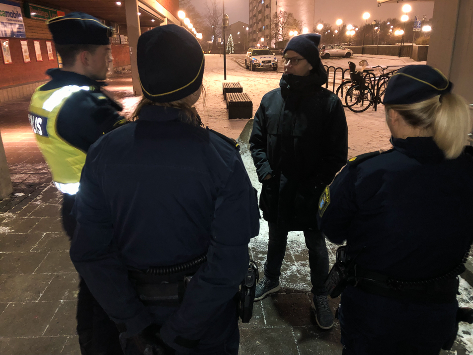Prins Daniel följde med polisens patrullverksamhet i Skärholmen.