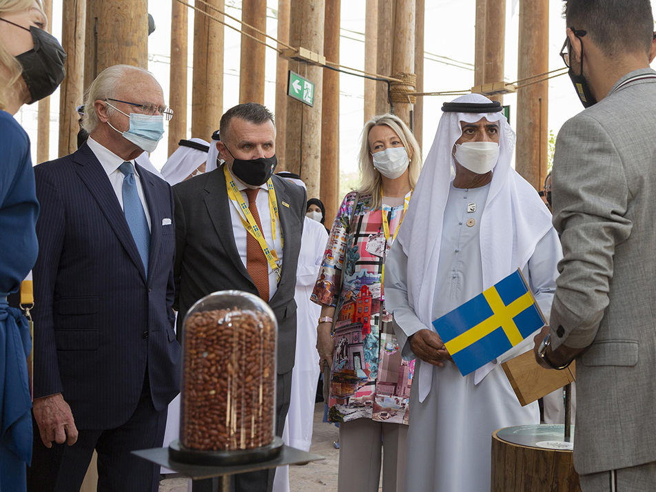 Kungen, generalkommissarie för Sveriges deltagande i Expo 2020 Jan Thesleff, ambassadör Liselott Andersson, samt Shejk Nahayan Bin Mubarak Al Nahayan vid Sveriges paviljong. 