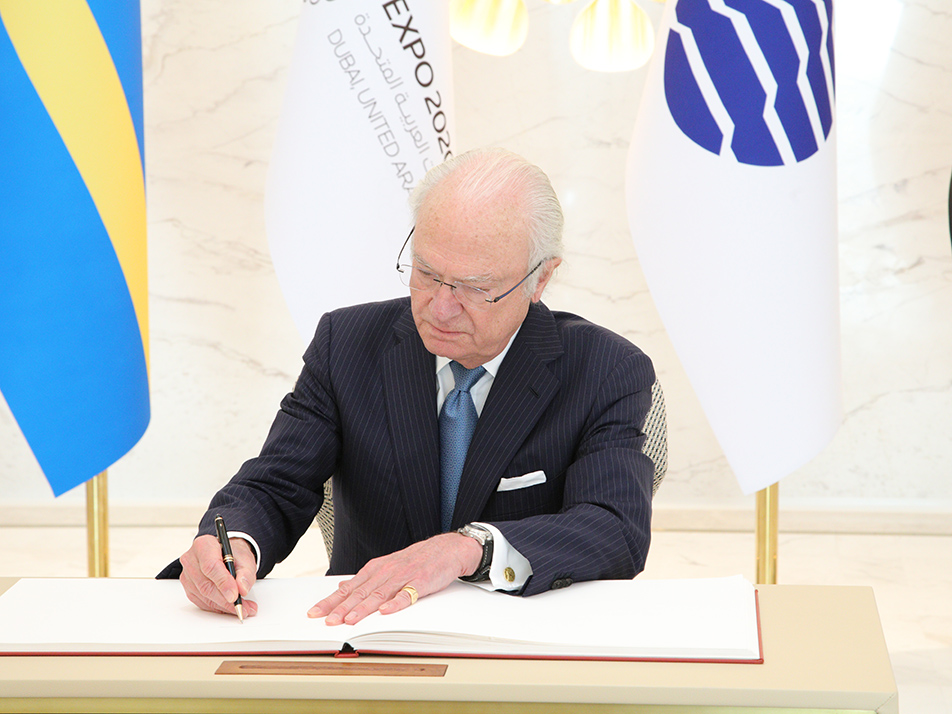 The King signs the guest book at the Expo 2020 world exhibition in Dubai. 