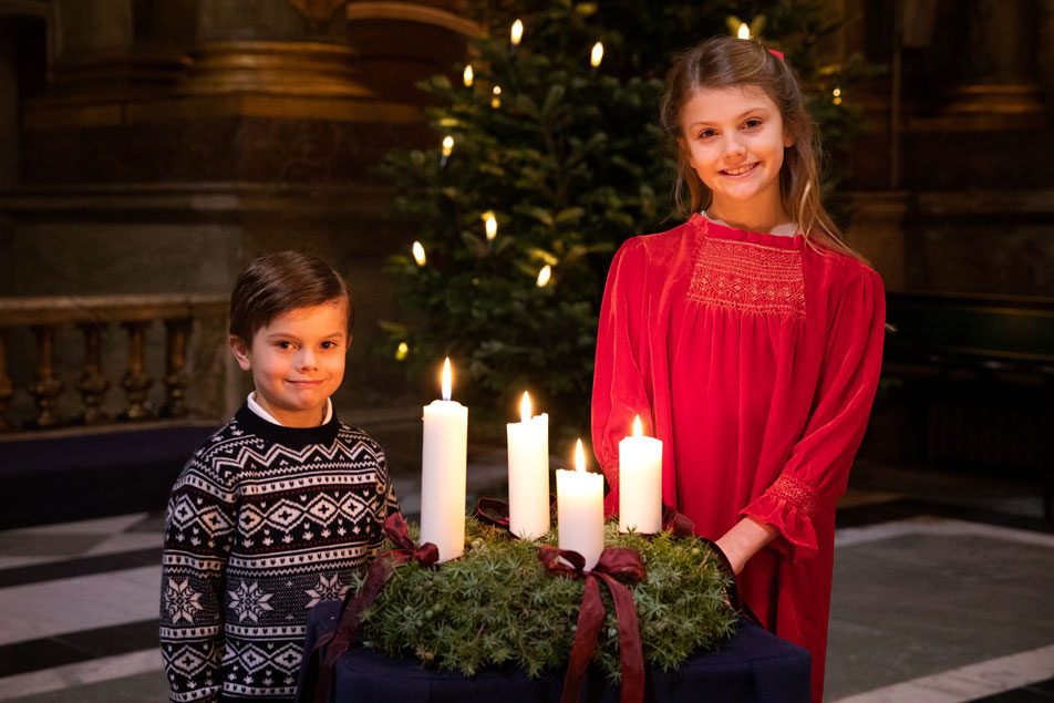 Prinsessan Estelle och Prins Oscar önskar god jul från Slottskyrkan i Kungliga slottet. 