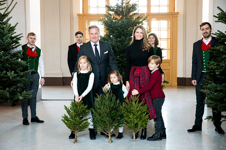 The Princess Family accepts this year's Christmas trees from students from the forestry programme at the Swedish University of Agricultural Sciences. 