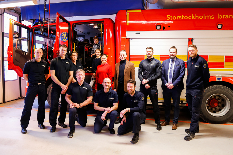 Kronprinsessfamiljen tillsammans med medarbetare på Solna brandstation. 