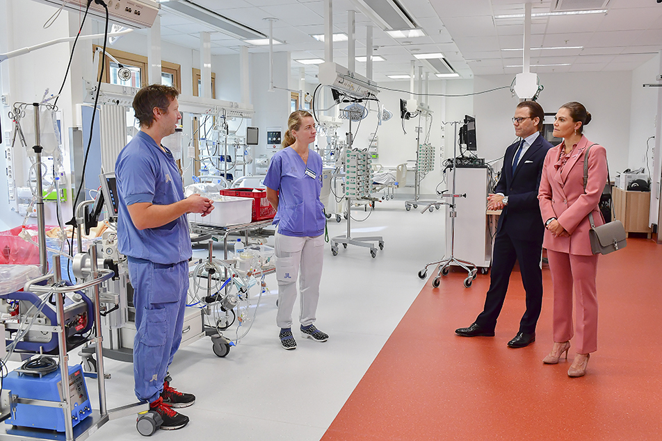 Kronprinsessparet i samtal med Lars Falk, chef vid ECMO-centrum, och specialistsjuksköterska Mia Persson i de helt nya lokalerna som ännu ej har patienter. 