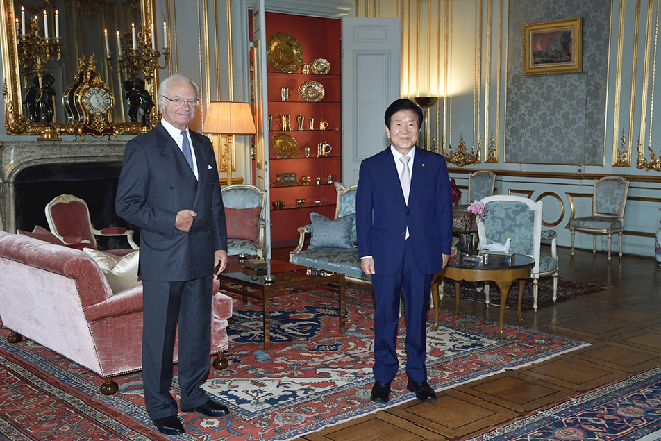 Kungen tillsammans med talmannen i Republiken Koreas parlament H.E. Park Byeong-seug vid audiensen på Kungliga slottet.