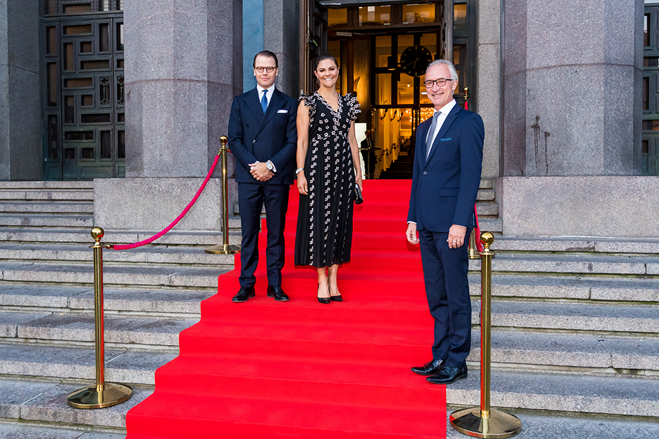 Kronprinsessan, Prins Daniel och konserthuschef Stefan Forsberg. 