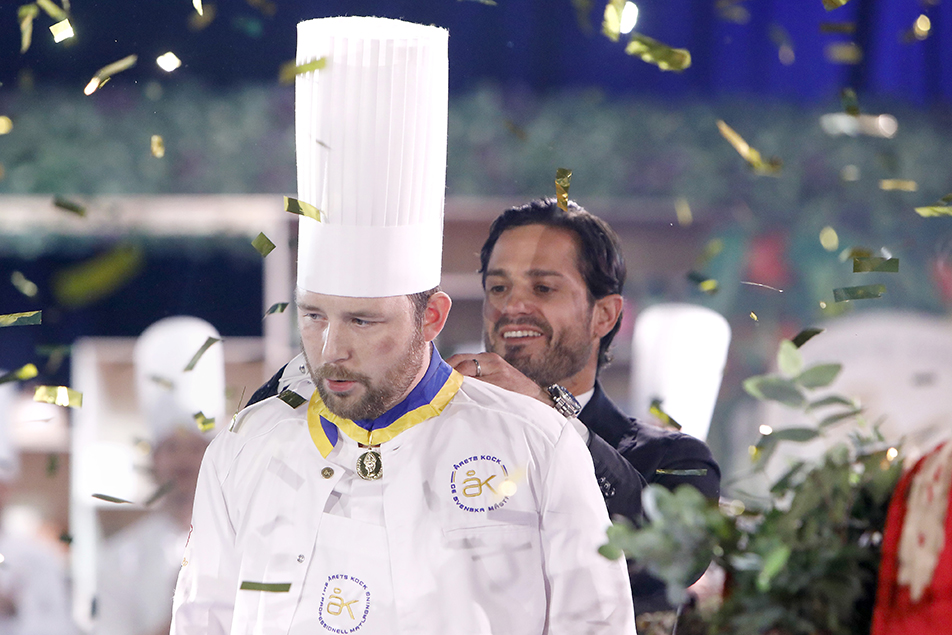 Prins Carl Philip tillsammans med Ludwig Tjörnemo, vinnaren av Årets kock 2020. 