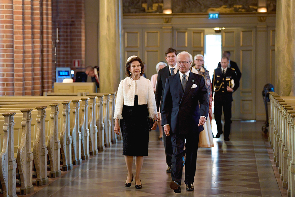 Kungen och Drottningen anländer till Storkyrkan tillsammans med riksdagens talman Andreas Norlén, domprost Hans Ulfvebrand och domkyrkokaplan Kristina Ljunggren. 
