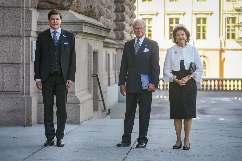 Kungen och Drottningen togs emot av riksdagens talman Andreas Norlén. 