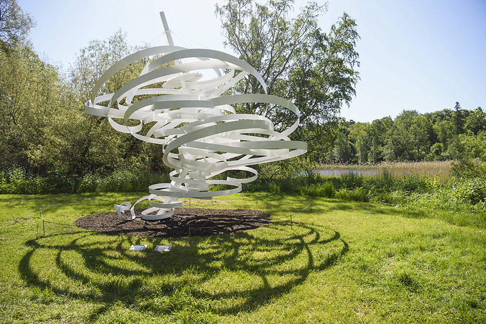 En av skulpturerna från Alice Aycocks utställning på Kungl. Djurgården. 