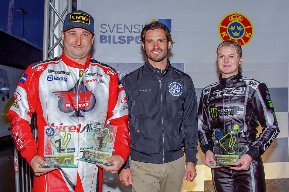 Prins Carl Philip tillsammans med Kenneth Hildebrand och Mathilda Olsson, vinnarna i Prins Carl Philips Racing Pokal. 