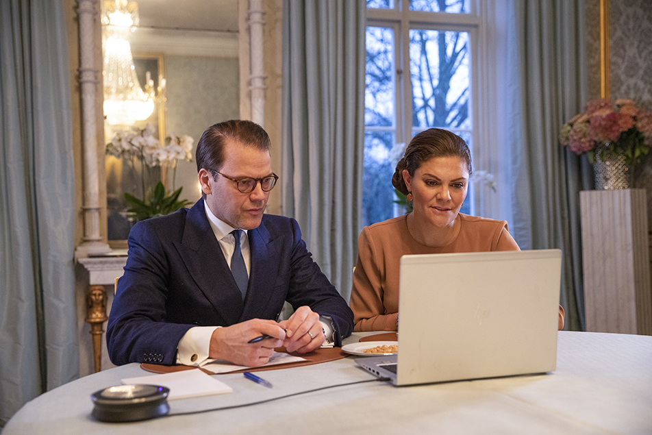 Kronprinsessan och Prins Daniel i digitalt möte med Mikael Brännvall, verkställande direktör för Svensk scenkonst. 