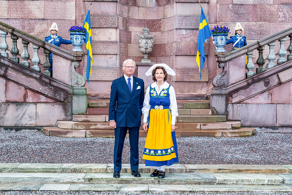 Kungen och Drottningen fotograferade på Logården nedanför Kungliga slottet på nationaldagskvällen.