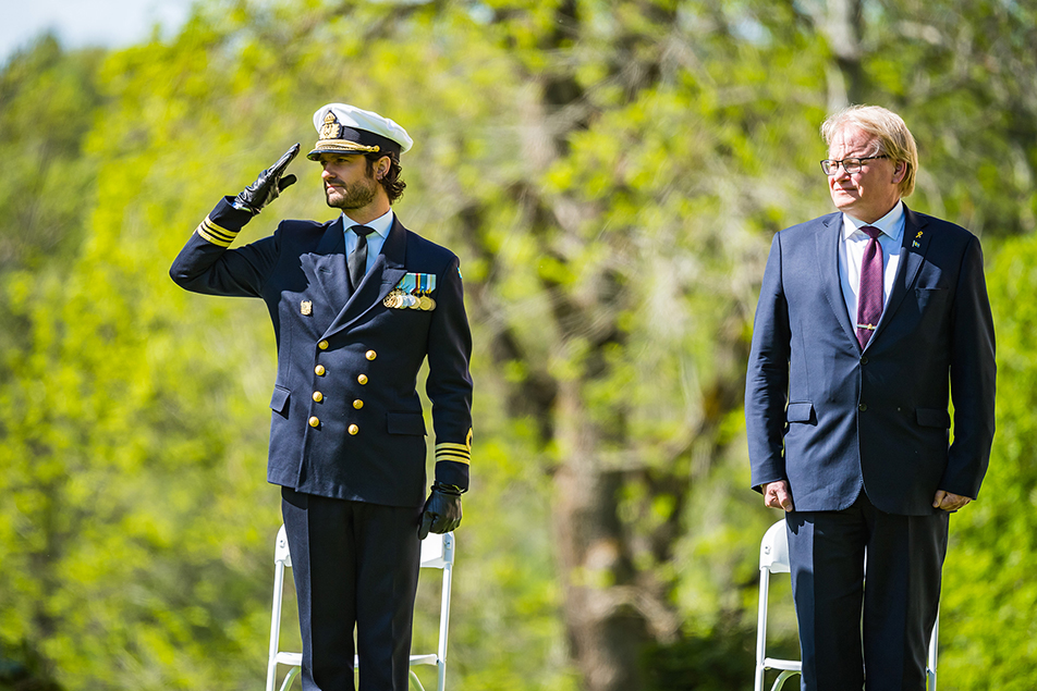 Prins Carl Philip och försvarsminister Peter Hultqvist.
