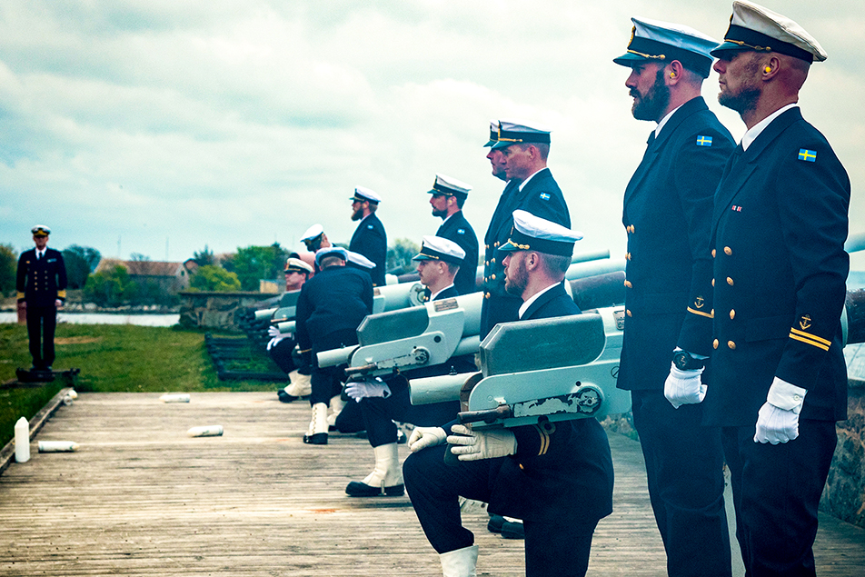 Från Kungshall i Karlskrona sköts i dag en ”officerssalut” av officerare ur Marinbasens basskyddskompani.