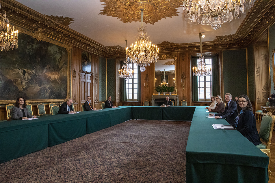 Kungen höll i dag informationskonselj med delar av regeringen på Kungliga slottet.