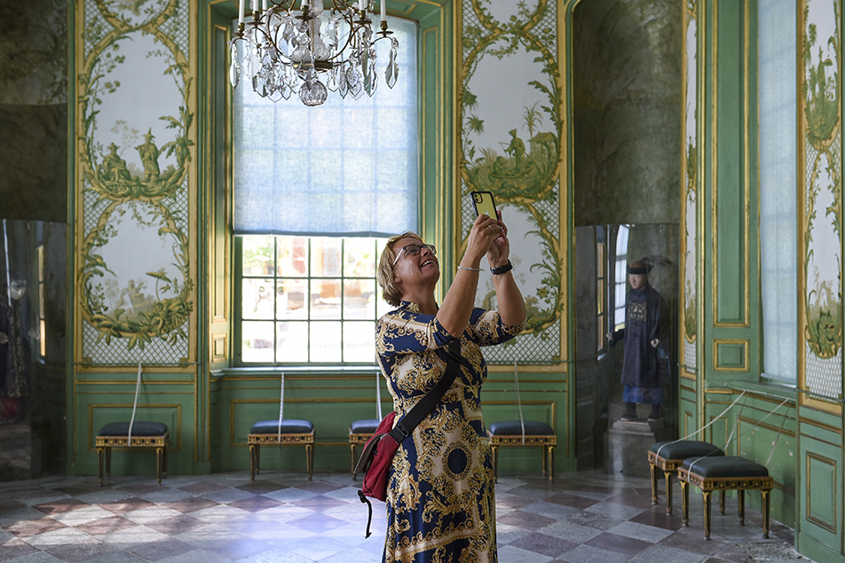 På sommaren öppnar de kungliga lustslotten, med unikt bevarade samlingar och inredningar. Se konst från fyra sekel och följ stilhistorien från renässans, barock och rokoko till empire, gustavianskt och 1800-tal.