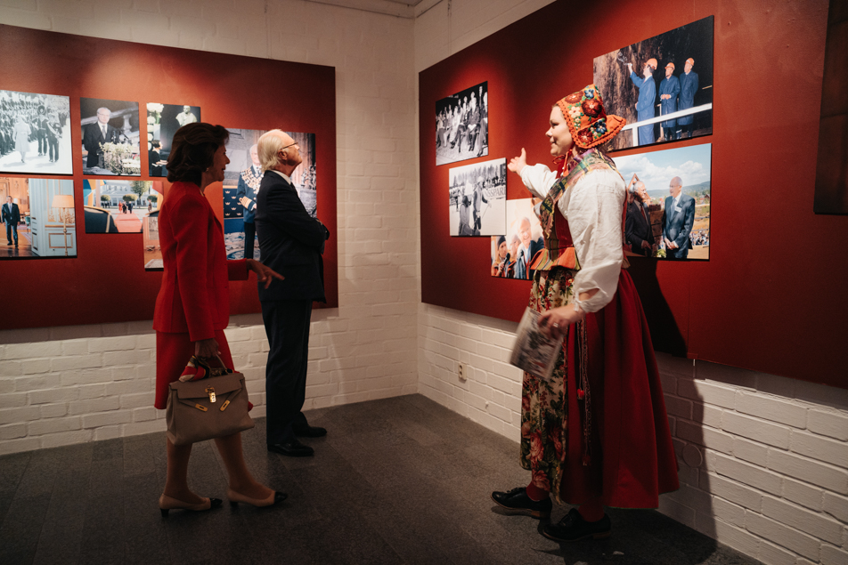Kungaparet fick ta del av en fotoutställning om Kungens besök i Dalarna under åren.